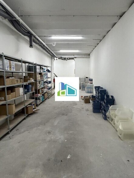 Retail in Marseille to rent - Interior Photo - Image 3 of 13