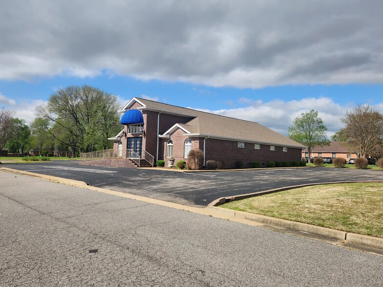 1301 Medical Park Cir, Union City, TN for rent - Building Photo - Image 2 of 20