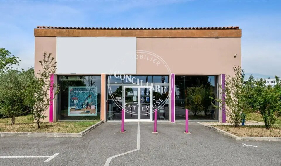Retail in Roques to rent Building Photo- Image 1 of 3