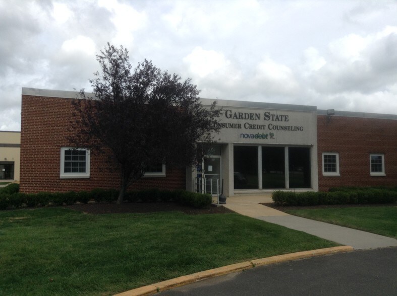 225 Willowbrook Rd, Freehold 07728 UK