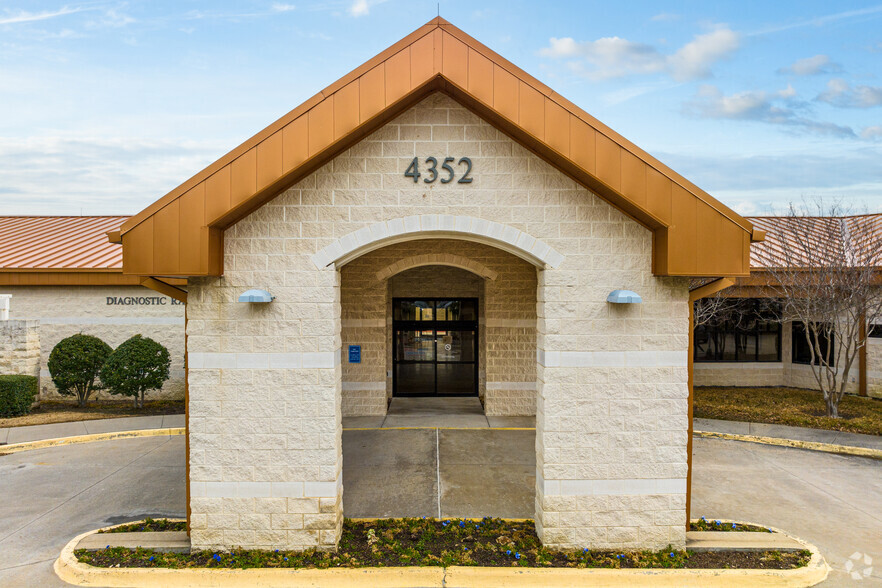 4352 N Josey Ln, Carrollton, TX for rent - Building Photo - Image 1 of 7