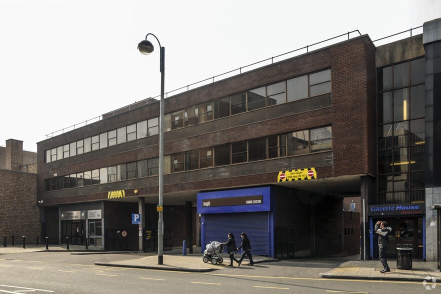 25 Bakers Rd, Uxbridge to rent - Primary Photo - Image 1 of 3