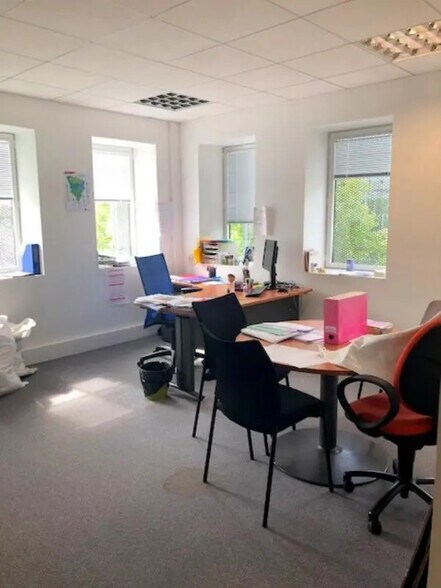 Office in Montigny-le-Bretonneux to rent - Interior Photo - Image 3 of 13