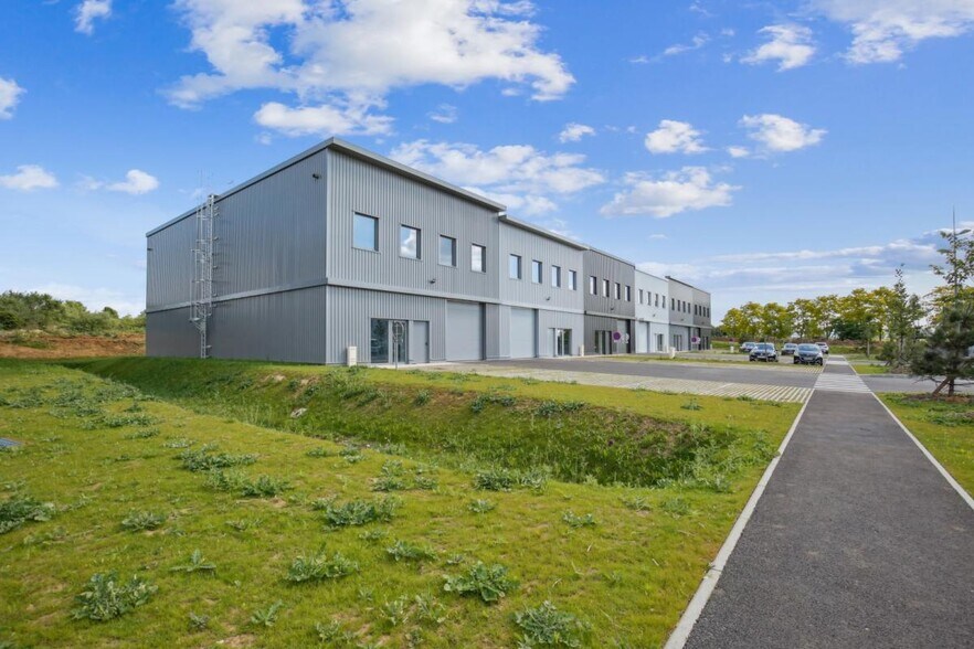 Avenue De La Demi-Lune, Roissy-en-France to rent - Building Photo - Image 2 of 13