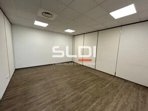 Office in Champagne-au-Mont-d'Or to rent Interior Photo- Image 1 of 23