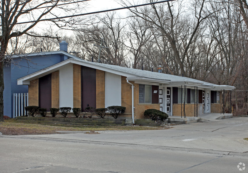 24821 5 Mile Rd, Redford, MI for sale - Primary Photo - Image 1 of 1