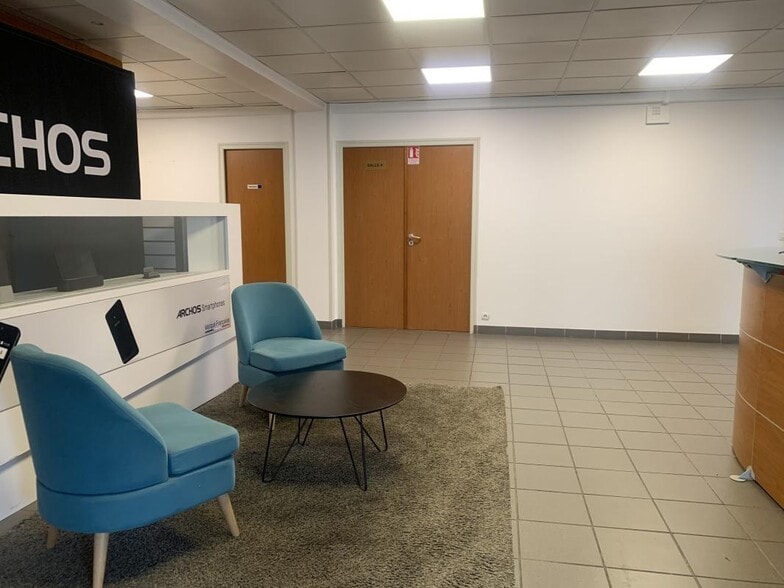 12 Rue Ampère, Igny to rent - Lobby - Image 2 of 8