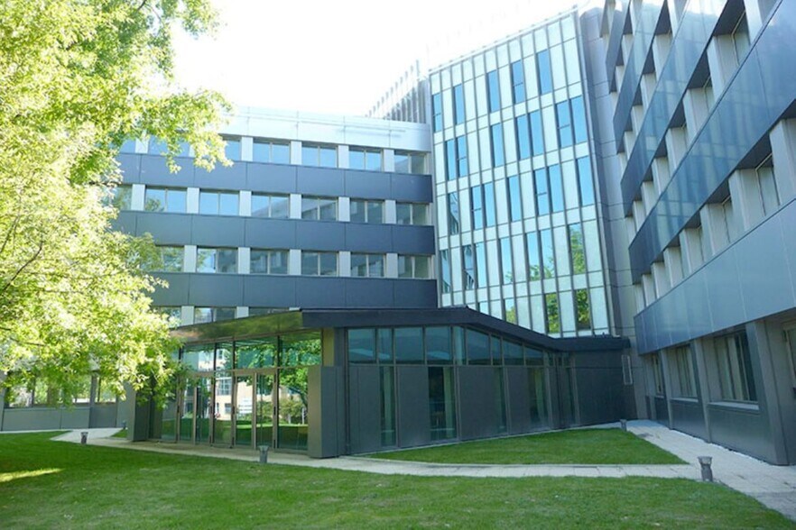 4 Avenue Pablo Picasso, Nanterre to rent - Building Photo - Image 2 of 14