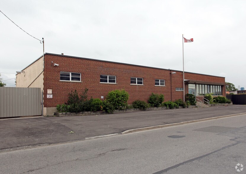 176 Wicksteed Ave & 57 Research Rd portfolio of 2 properties for sale on LoopNet.co.uk - Primary Photo - Image 1 of 2