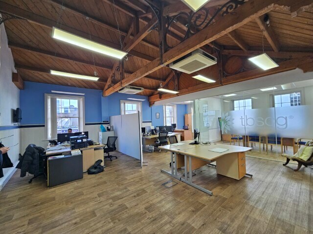 High St, Uxbridge to rent - Building Photo - Image 3 of 6