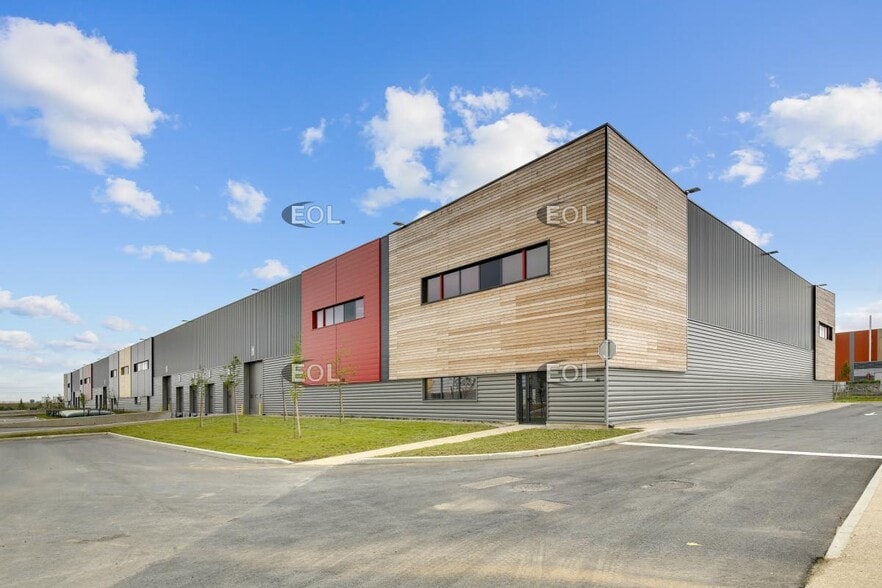 Light Industrial in Louvres to rent - Building Photo - Image 1 of 11