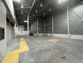 Light Industrial in Aix-en-Provence to rent Interior Photo- Image 2 of 6