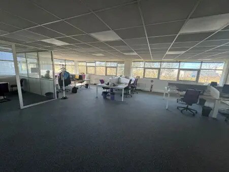 10 Avenue Pythagore, Mérignac to rent - Interior Photo - Image 3 of 8