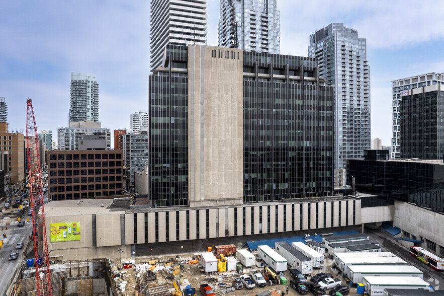 2200 Yonge St, Toronto, ON for rent - Primary Photo - Image 1 of 3