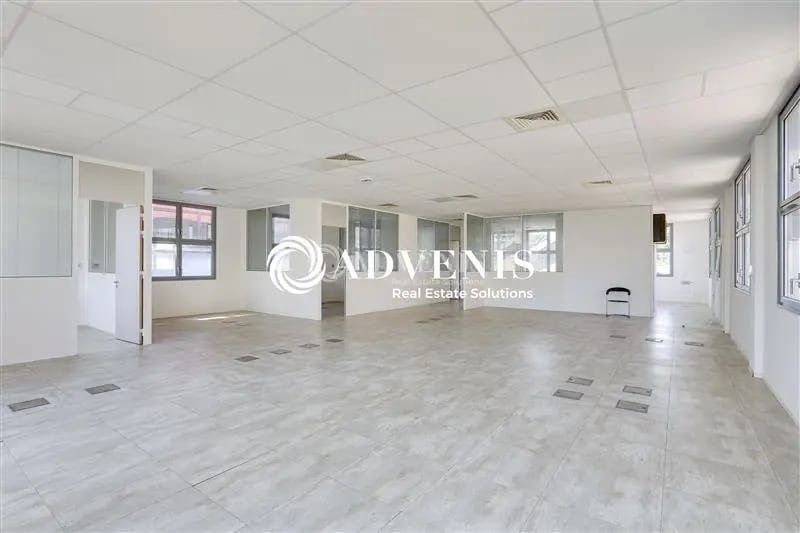Office in Joinville-le-Pont to rent Building Photo- Image 1 of 10