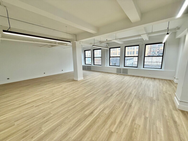 261 W 35th St, New York, NY for rent - Building Photo - Image 3 of 16