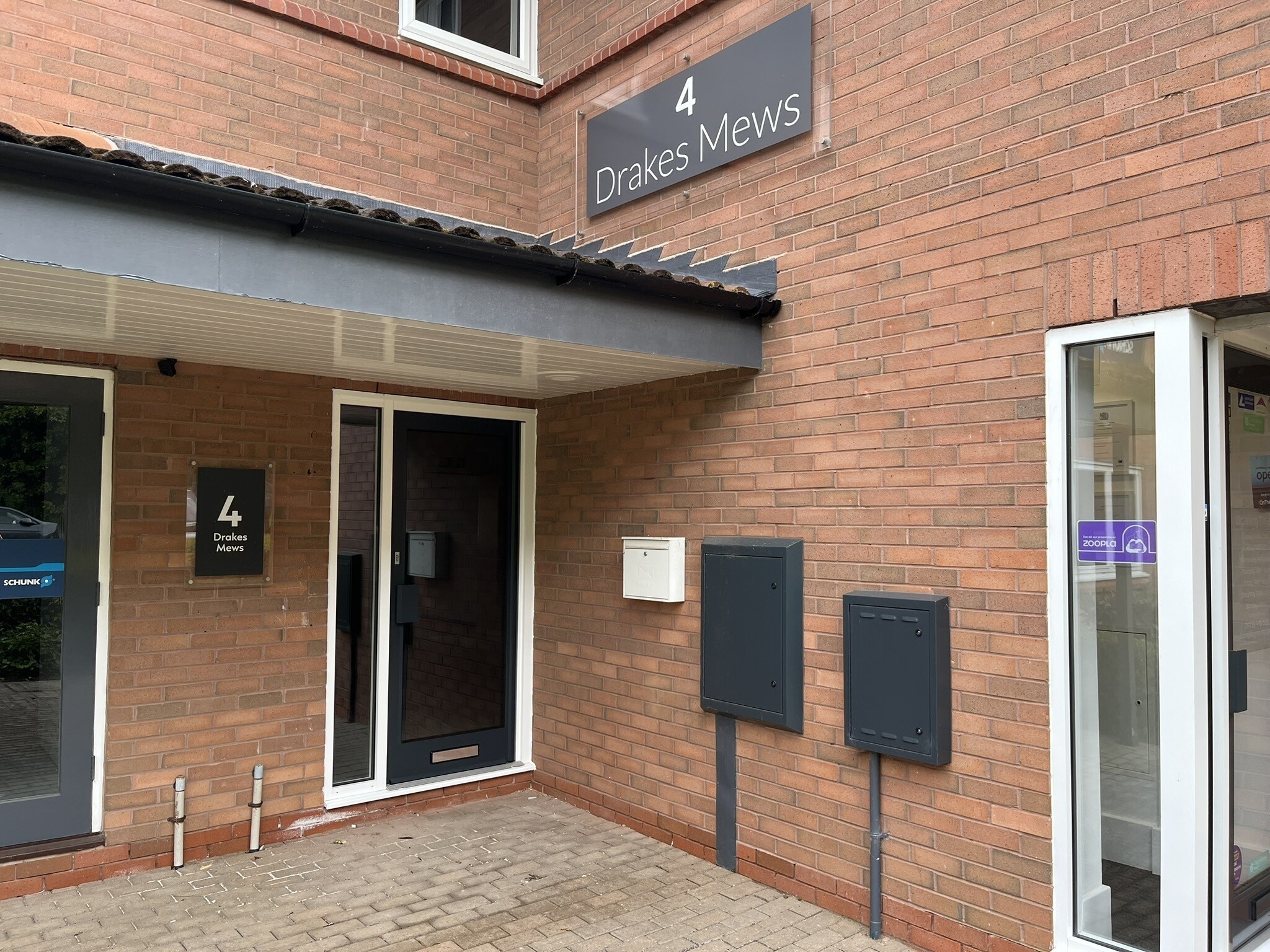 Crown Hl, Milton Keynes to rent Building Photo- Image 1 of 7