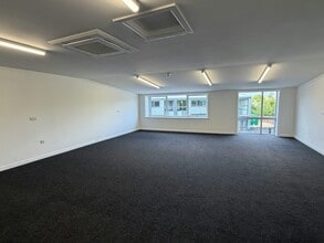 Boundary Ln, Lincoln to rent Interior Photo- Image 2 of 8