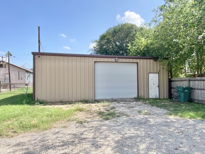 1203 Crouch Ave, Jourdanton, TX for sale - Building Photo - Image 2 of 12