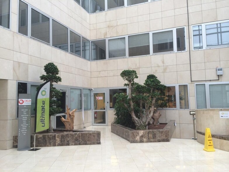 Office in Cergy to rent - Lobby - Image 2 of 5