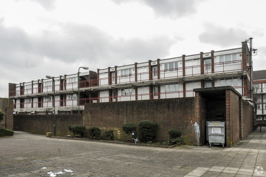 66 Lilburne Walk, London for sale - Building Photo - Image 2 of 4