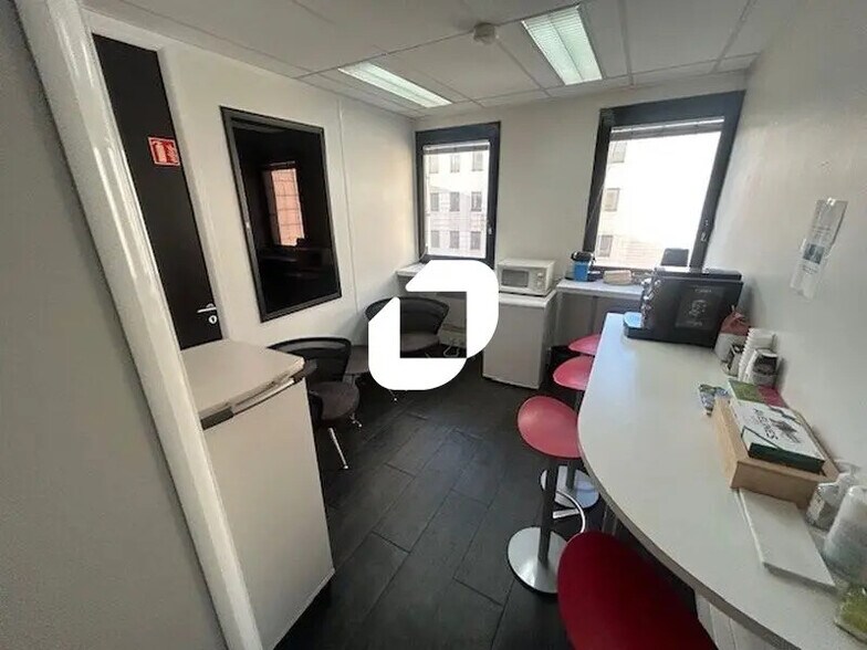 Office in Nanterre to rent - Interior Photo - Image 1 of 4