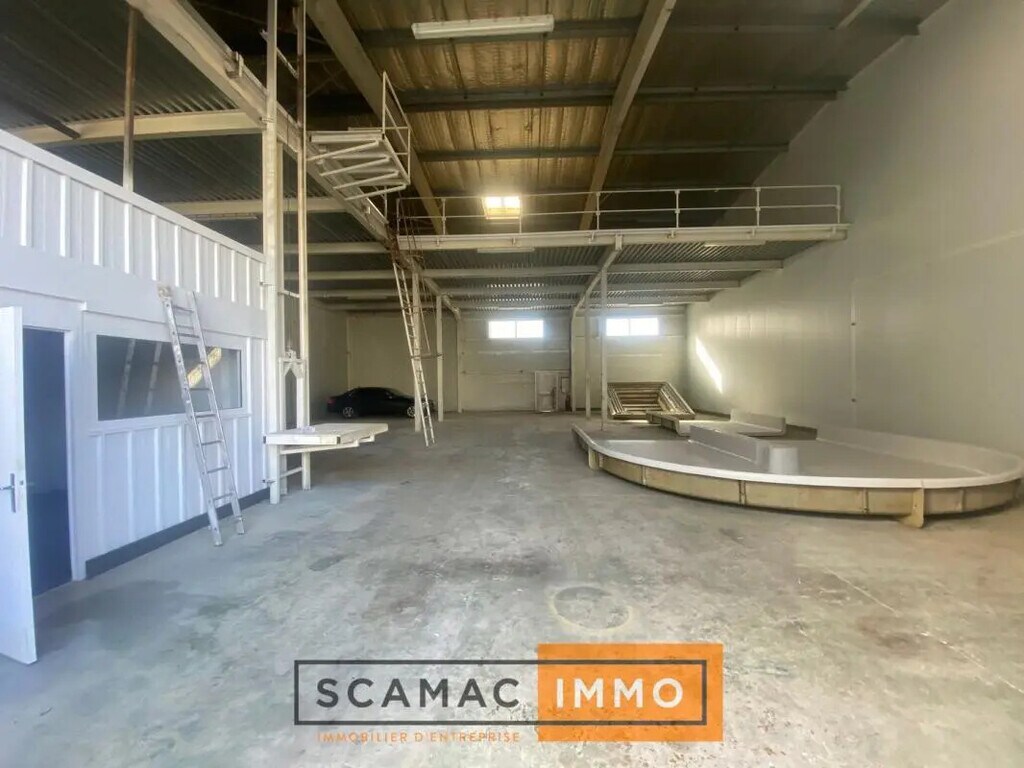 Location Entrepôt 667 m² - Photo 1