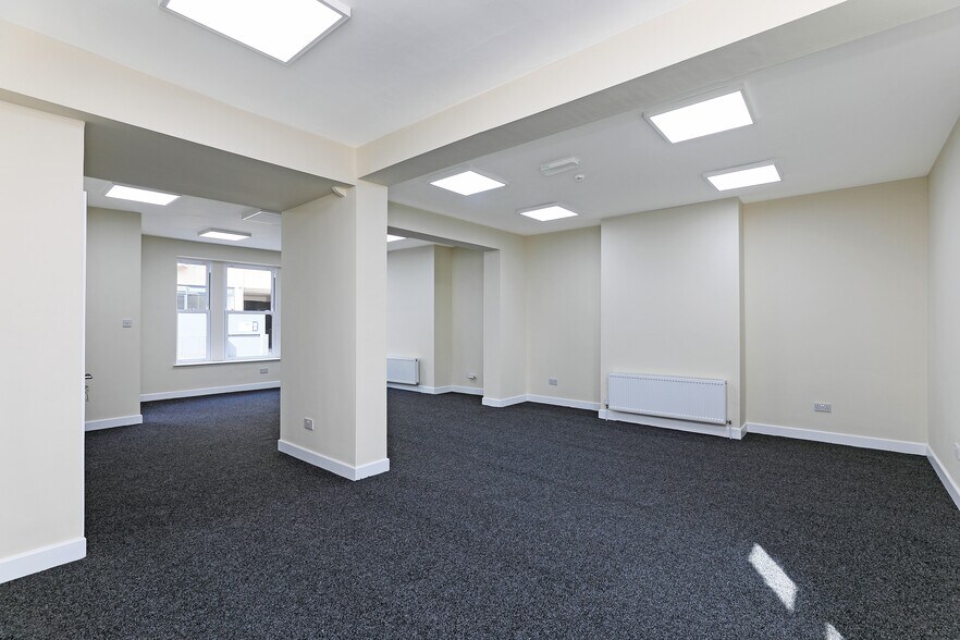 25 Regent St, Barnsley to rent - Building Photo - Image 2 of 22