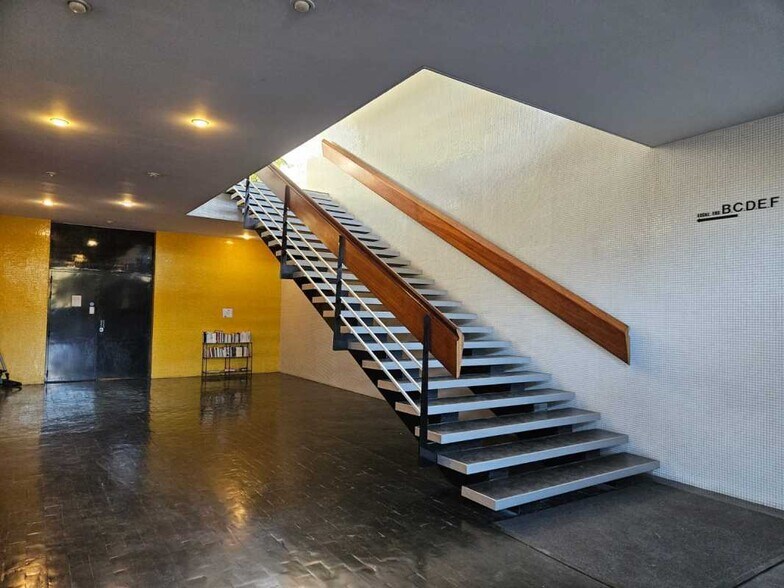 Office in Boulogne-Billancourt to rent - Lobby - Image 2 of 11