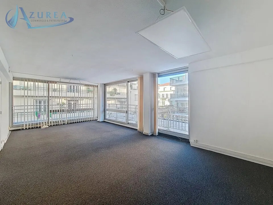Location Bureaux 65 m² - Photo 1