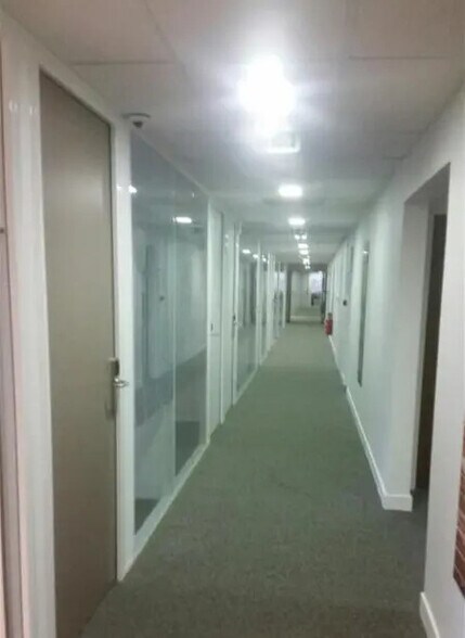 Co-working Space in Montigny-le-Bretonneux to rent - Building Photo - Image 2 of 8