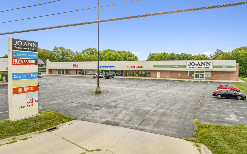 3201-3219 E Lincolnway, Sterling, IL for sale - Building Photo - Image 1 of 1