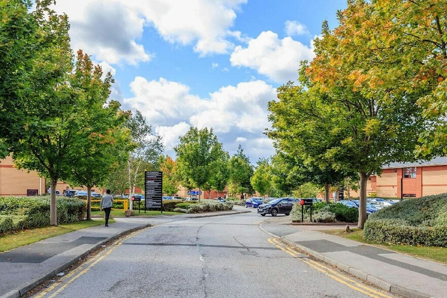 Bruntcliffe Rd, Morley to rent - Building Photo - Image 3 of 7