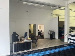 Monks Brk, Newport to rent Interior Photo- Image 2 of 4