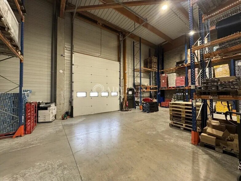 Light Industrial in Gonesse to rent - Building Photo - Image 3 of 11