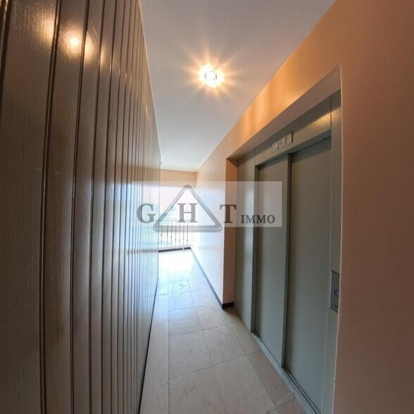 Office in Créteil to rent - Lobby - Image 3 of 6
