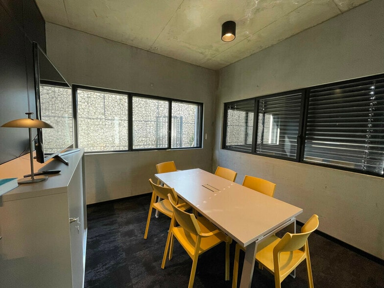Office in Rillieux-la-Pape to rent - Interior Photo - Image 3 of 7