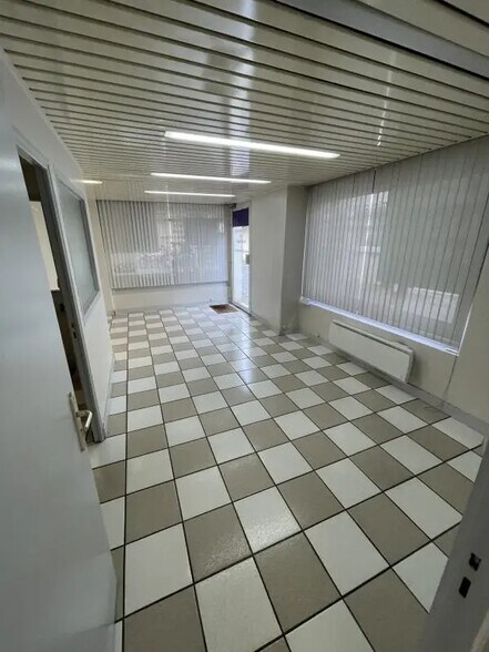 Retail in Rueil-Malmaison to rent - Building Photo - Image 2 of 11