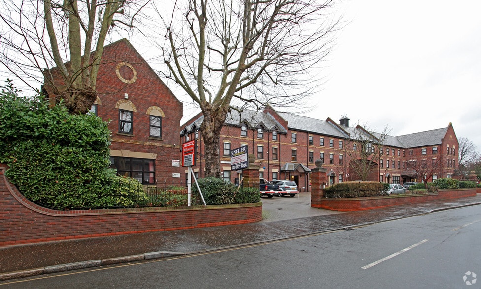 High St, Hampton to rent - Building Photo - Image 2 of 6