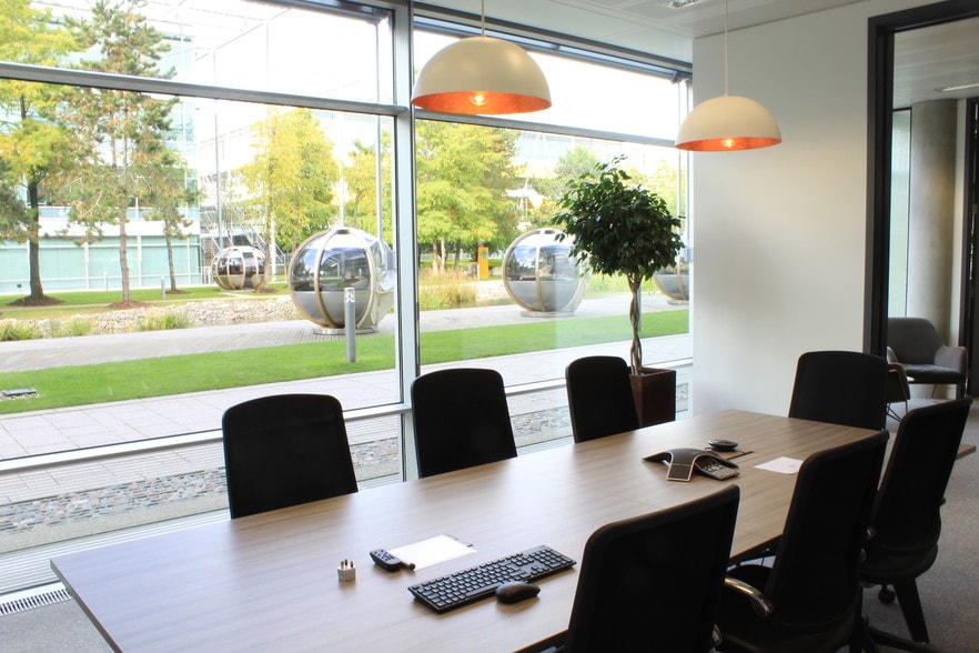 566 Chiswick High Rd, London to rent - Interior Photo - Image 2 of 13