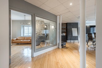 32 Rue Saint-Charles, Longueuil, QC to rent Interior Photo- Image 2 of 17