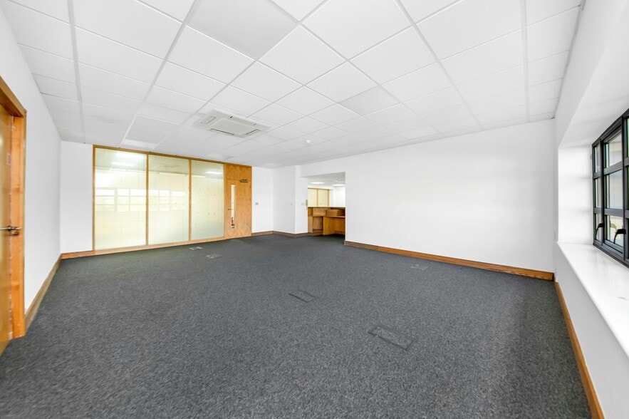 Dunnings Bridge Rd, Bootle to rent - Building Photo - Image 3 of 20