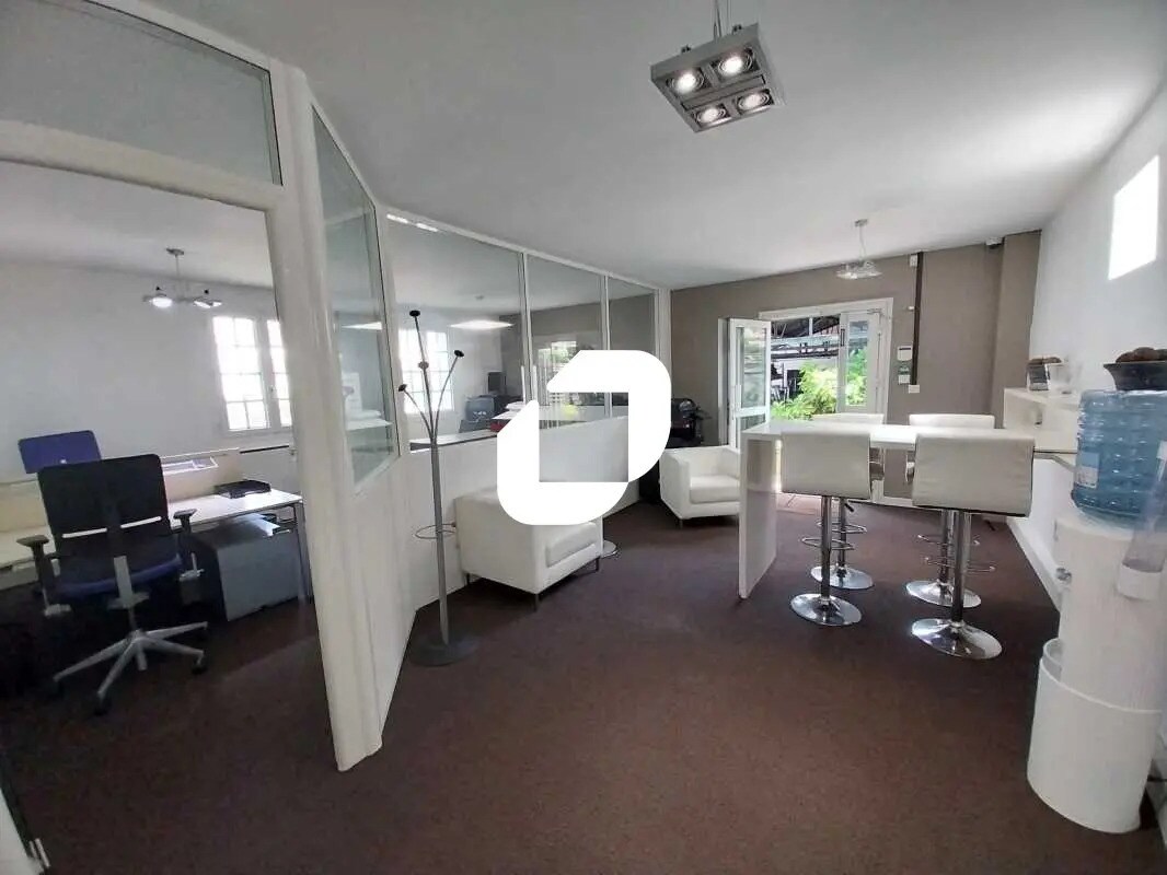 Office in Champagne-sur-Oise to rent Interior Photo- Image 1 of 11