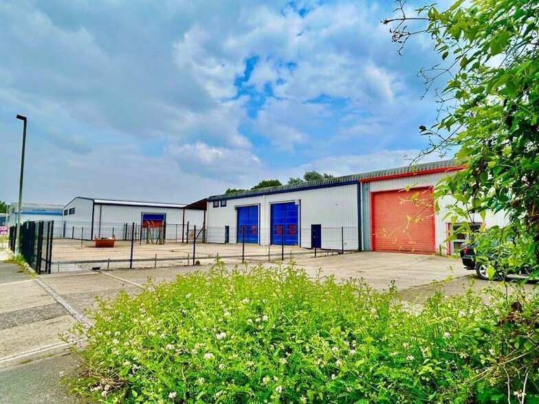 9 Granville Way, Bicester to rent - Building Photo - Image 2 of 23