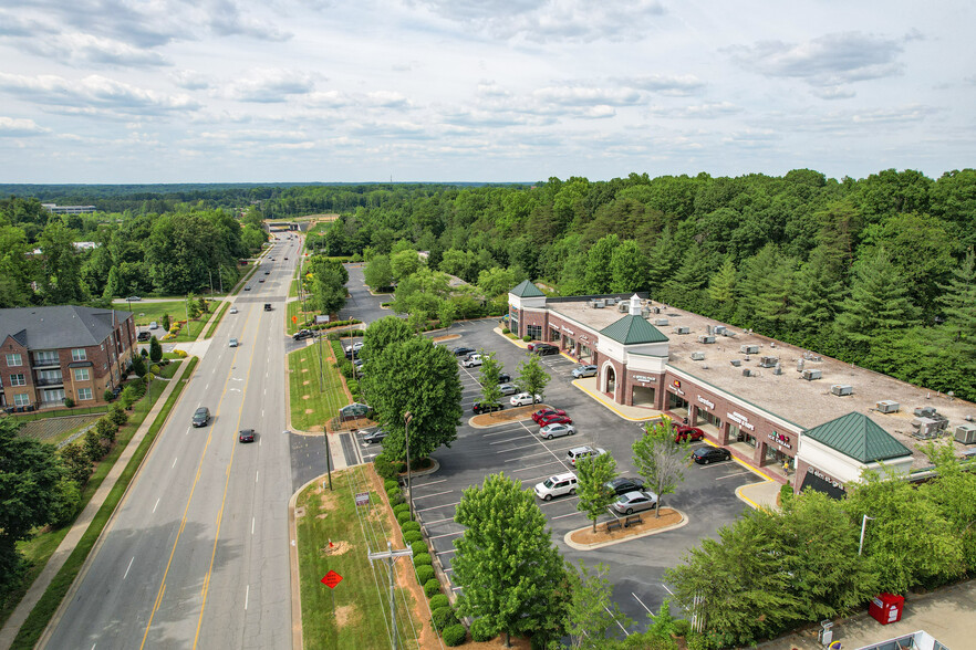 3606 N Elm St, Greensboro, NC for rent - Building Photo - Image 3 of 9