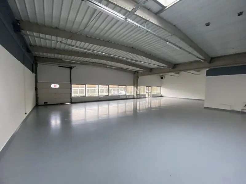 Light Industrial in Trappes to rent Interior Photo- Image 1 of 10