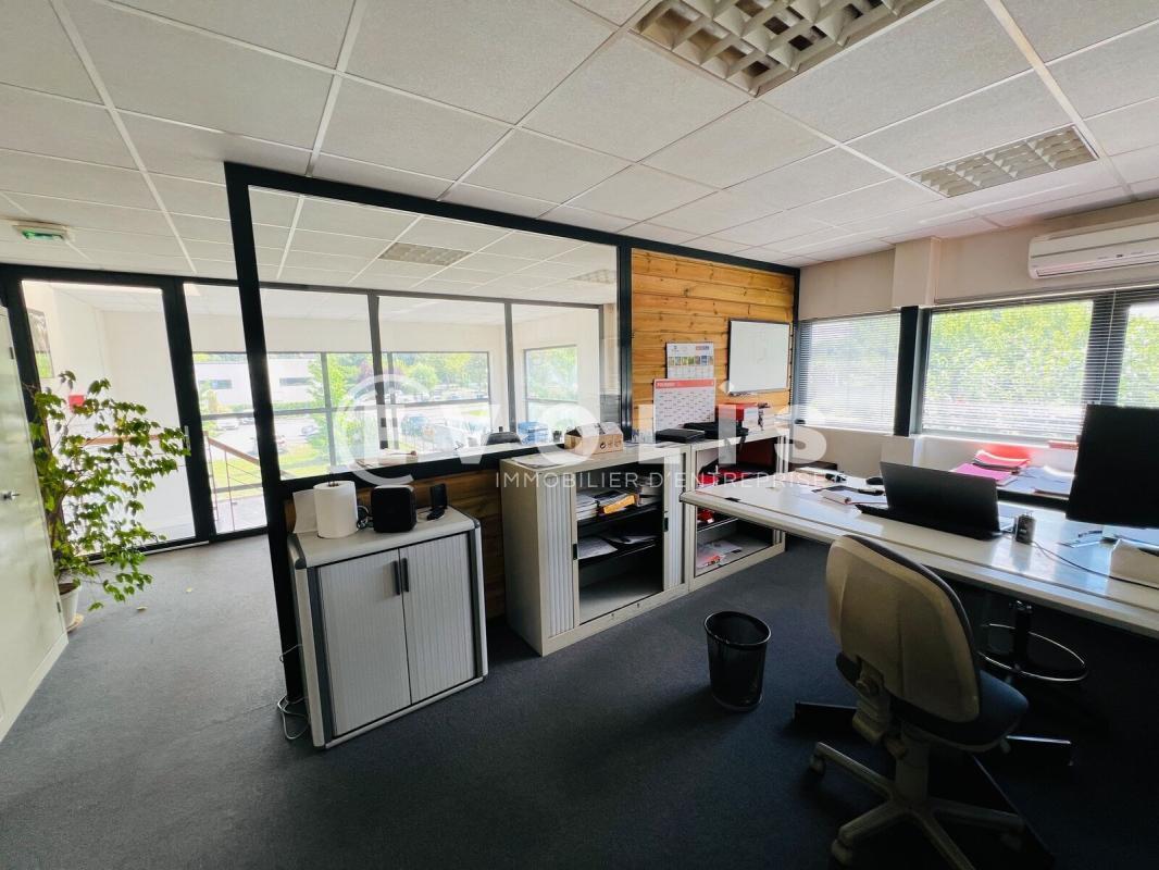 Light Industrial in Saint-Pierre-du-Perray to rent Interior Photo- Image 1 of 12