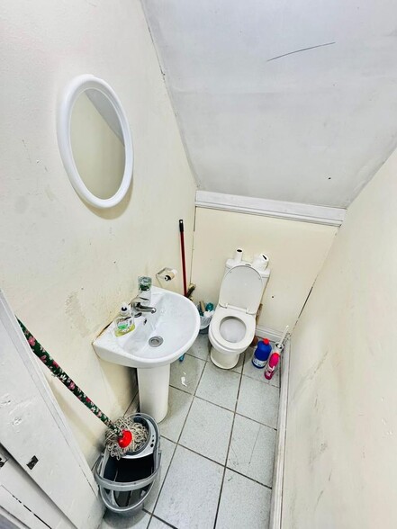 218 Wolverhampton St, Dudley to rent - Building Photo - Image 2 of 5