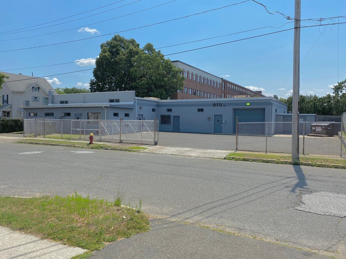 75 Marion St, Chicopee, MA 01013 UK