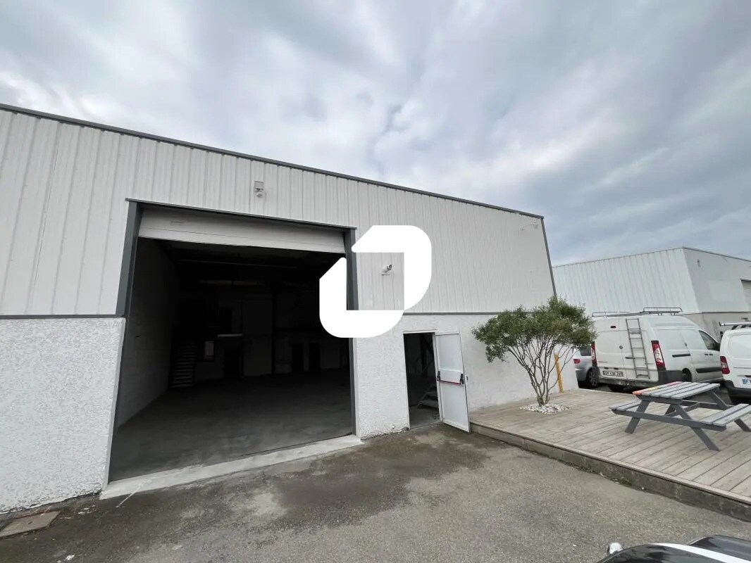 Light Industrial in Vaulx-en-Velin to rent Building Photo- Image 1 of 11